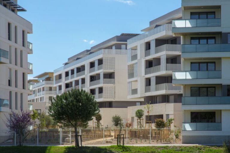 immeuble avec des claustras tôlés et des garde-corps barreaudés et vitrés