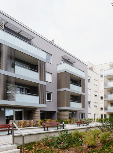 immeuble avec des claustras barreaudés et garde-corps vitrés modèle Grand Large Brise soleil horizontal