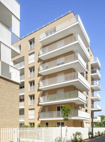 immeuble avec des garde-corps barreaudés, modèle effet filant et pose sur dalle
