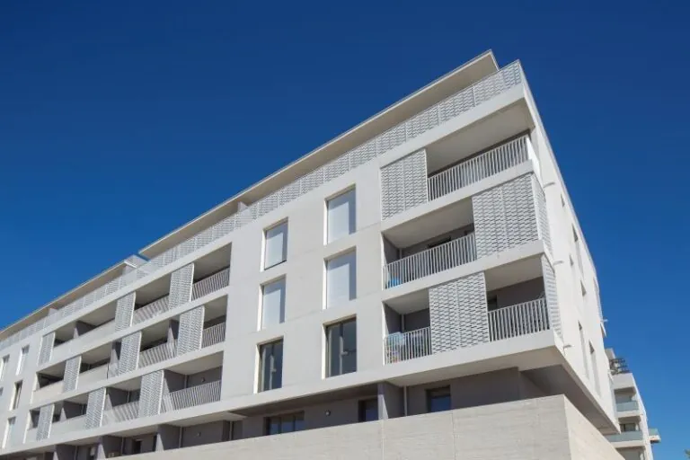 immeuble avec des claustras tôlés et des garde-corps barreaudés et vitrés