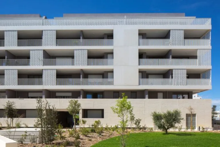 immeuble avec des claustras tôlés et des garde-corps barreaudés