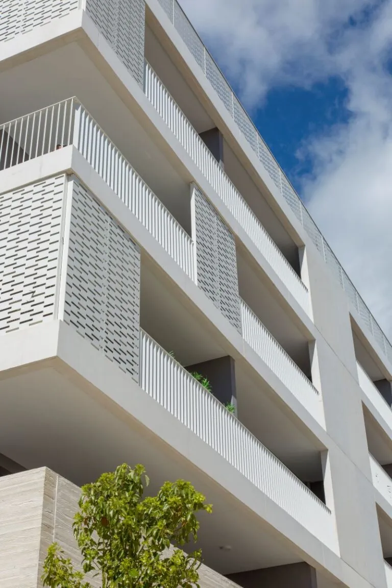 immeuble avec des claustras tôlés et des garde-corps barreaudés