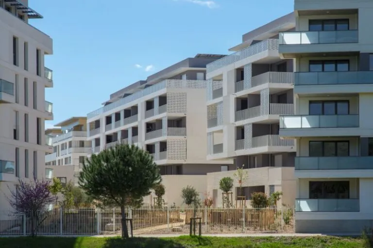 immeuble avec des claustras tôlés et des garde-corps barreaudés et vitrés