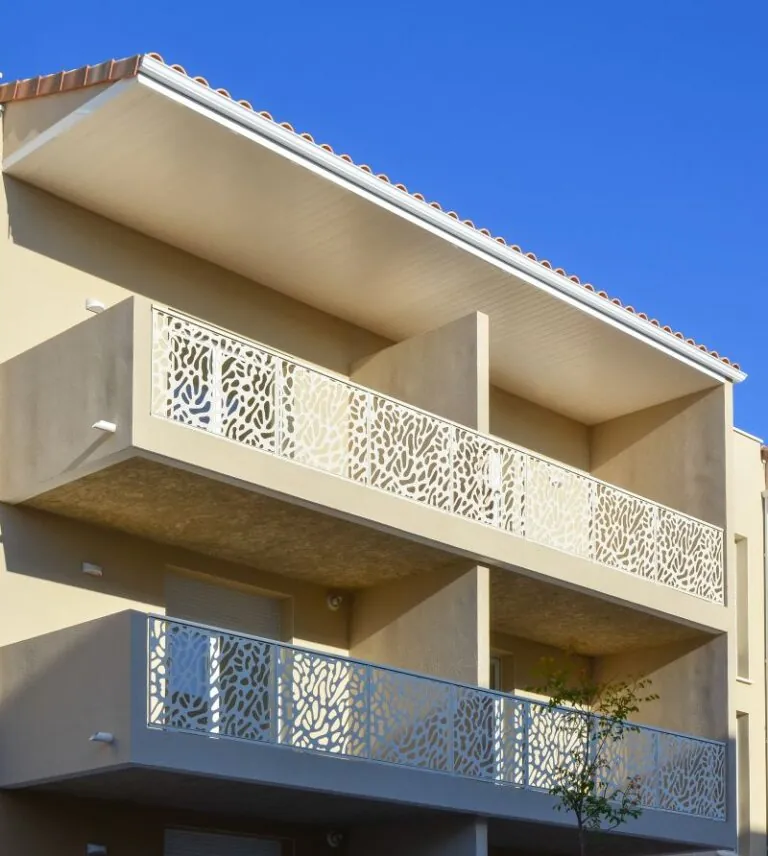 immeuble avec des garde-corps tôlés motif corail et modèle grand large