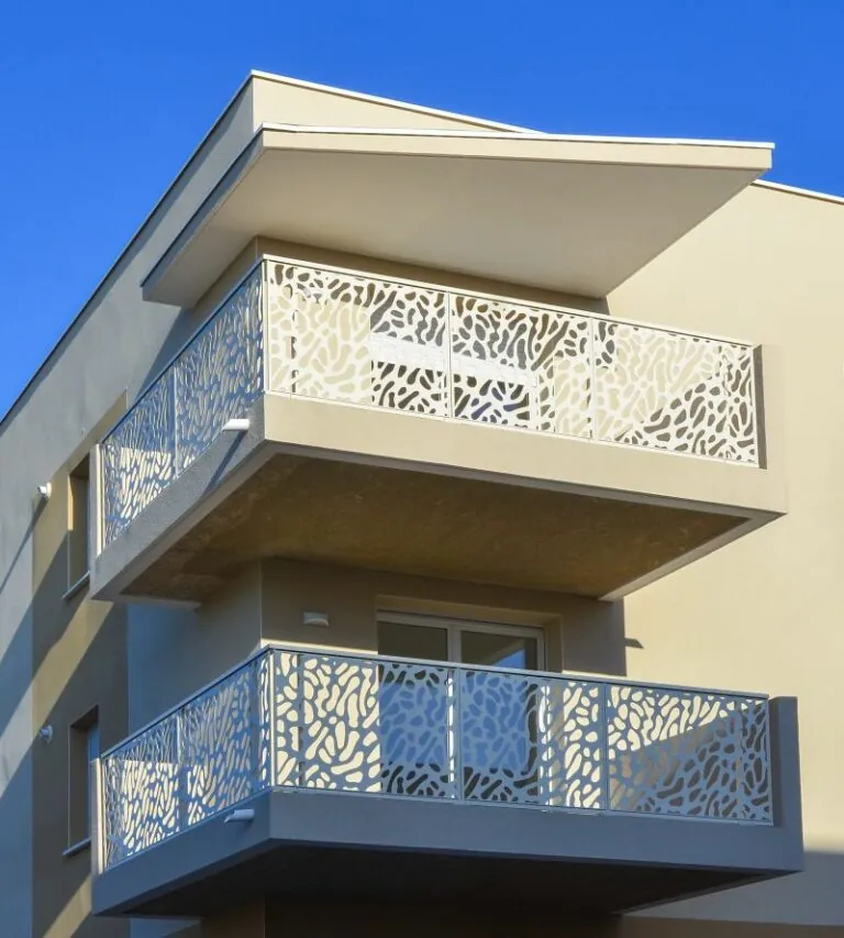 immeuble avec des garde-corps tôlés motif corail et modèle grand large