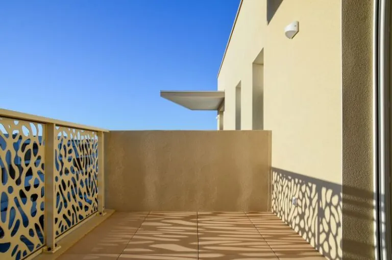 immeuble avec des garde-corps tôlés motif corail et modèle grand large