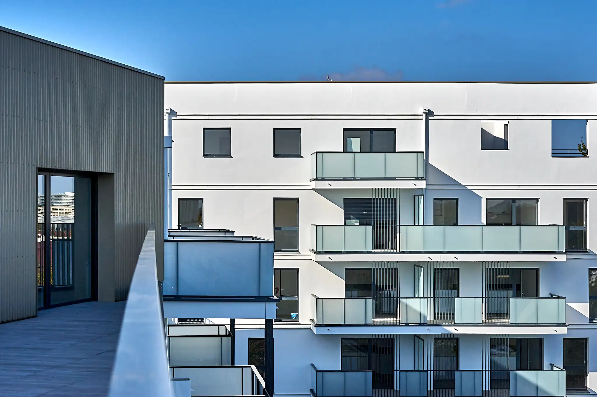 NATURENTIEL - PROMOGIM - SAMAZUZU ARCHITECTURE ET URBANISME - HDMS - ATELIER CAUMES - Garde-corps vitrés grand large BUGAL et claustras à barreaux BUGAL