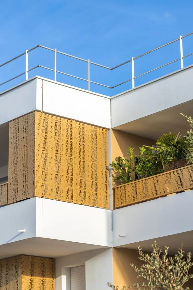 immeuble avec des claustras fixes et des garde-corps tôlés