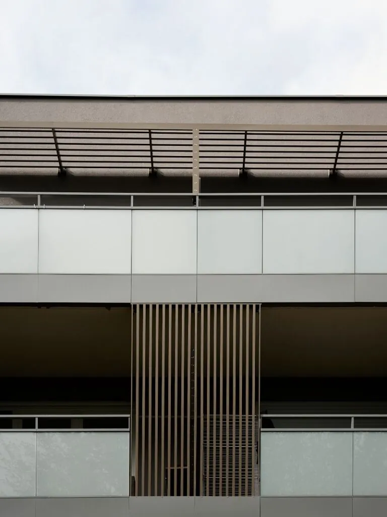 immeuble avec des claustras barreaudés et garde-corps vitrés modèle Grand Large et Brise soleil horizontal