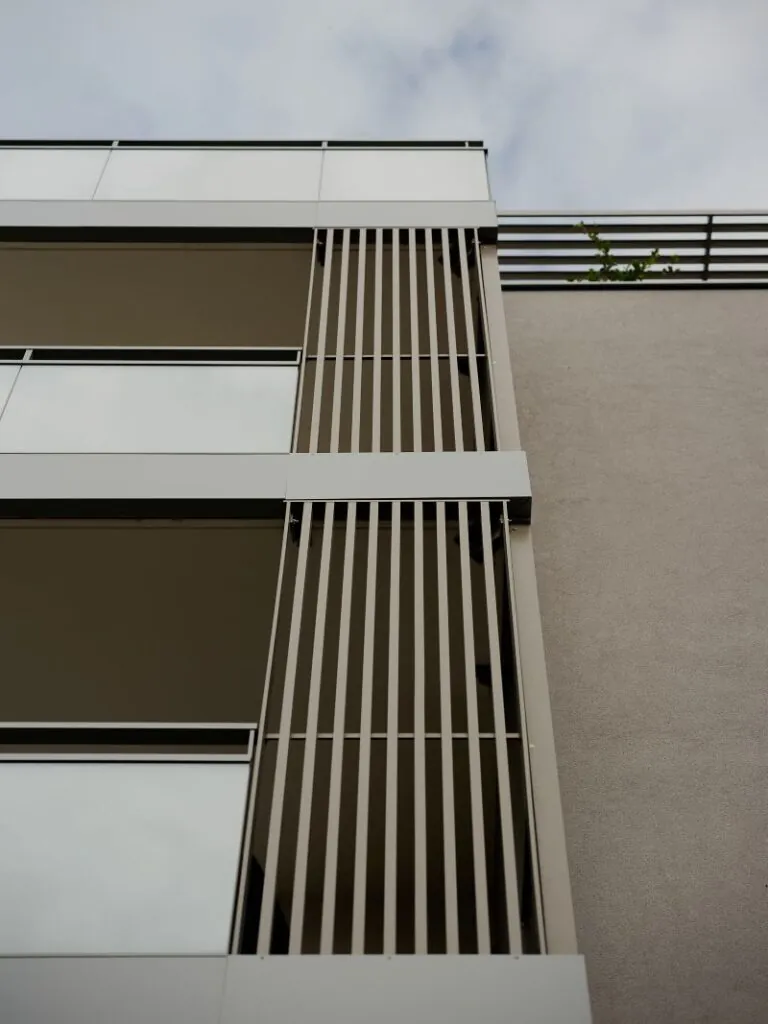 immeuble avec des claustras barreaudés et garde-corps vitrés modèle Grand Large Brise soleil horizontal