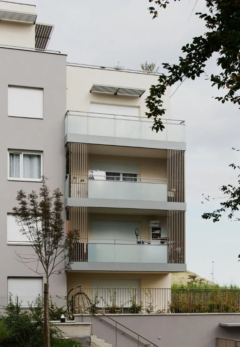 immeuble avec des claustras barreaudés et garde-corps vitrés modèle Grand Large Brise soleil horizontal