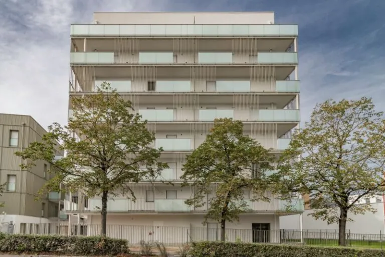Immeuble avec garde-corps vitrés couvrant le nez de dalle modèle standard et claustras barreaudés