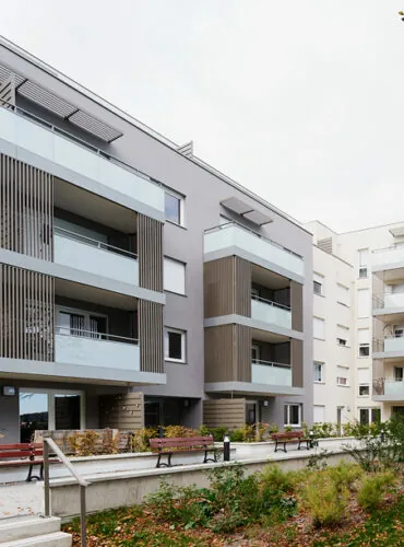 immeuble avec des claustras barreaudés et garde-corps vitrés modèle Grand Large Brise soleil horizontal