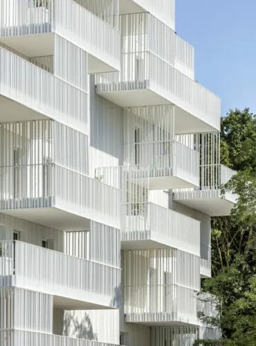immeuble avec des garde-corps et claustras barreaudés lames alternées, modèle atypiques avec pose sur dalle