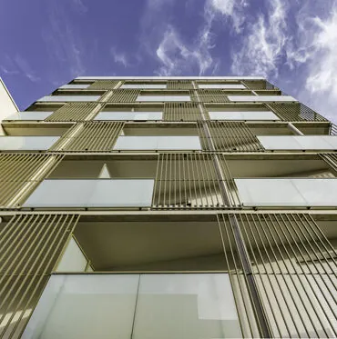 immeuble avec des garde-corps vitrés couvrant le nez de dalle modèle standard et claustras barreaudés