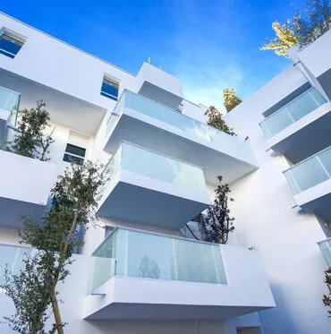immeuble avec garde-corps vitrés opale modèle grand large